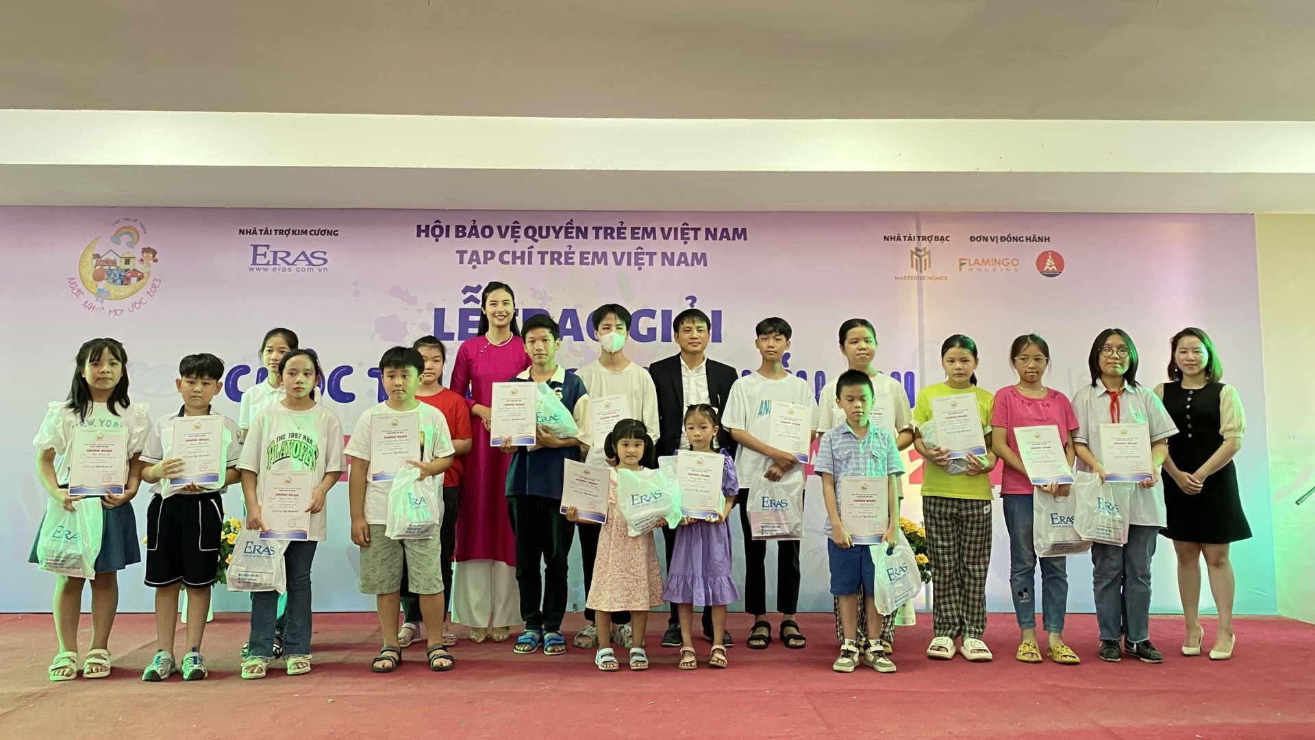 Le magazine pour enfants vietnamien décerne le prix 2 du concours de peinture de la maison de rêve