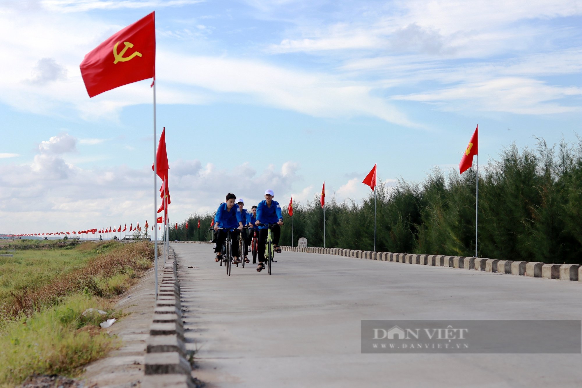 Người dân hào hứng check in tại “đường cờ Tổ Quốc