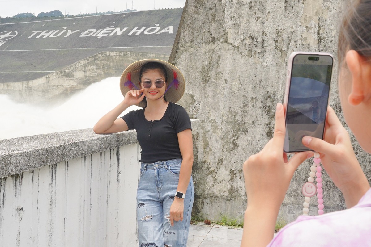 CLIP: People flock to Hoa Binh Hydropower Plant to watch flood discharge photo 10