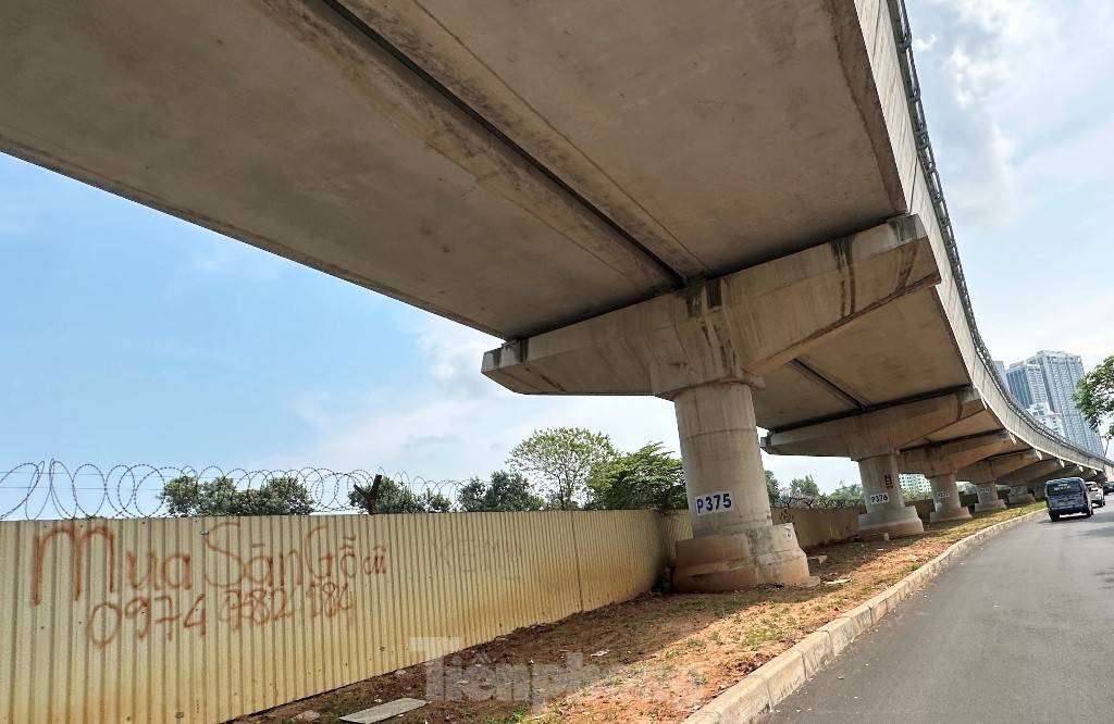 ภาพระยะใกล้ของที่จอดรถสำหรับผู้โดยสารรถไฟจากสถานีรถไฟ Nhon - Hanoi ภาพที่ 6