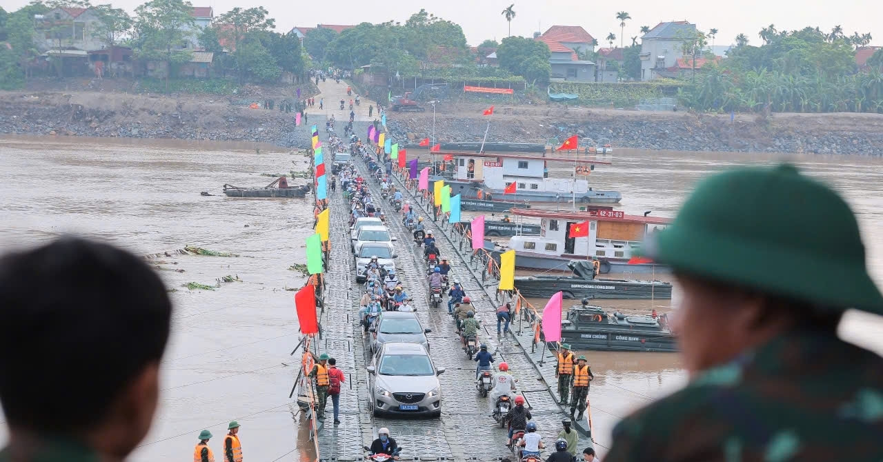 Chính thức thông xe cầu phao Phong Châu, những điều cần lưu ý khi qua cầu