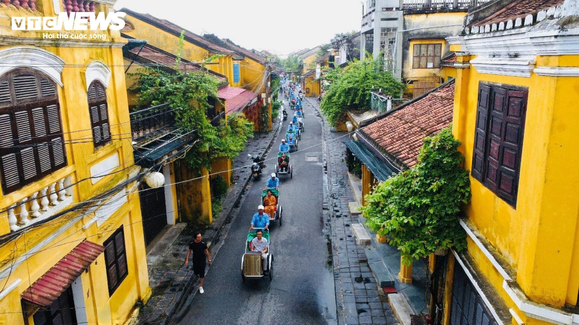 Hoi An artisans bring bamboo products and lanterns to parade in the old town on cyclo - 1