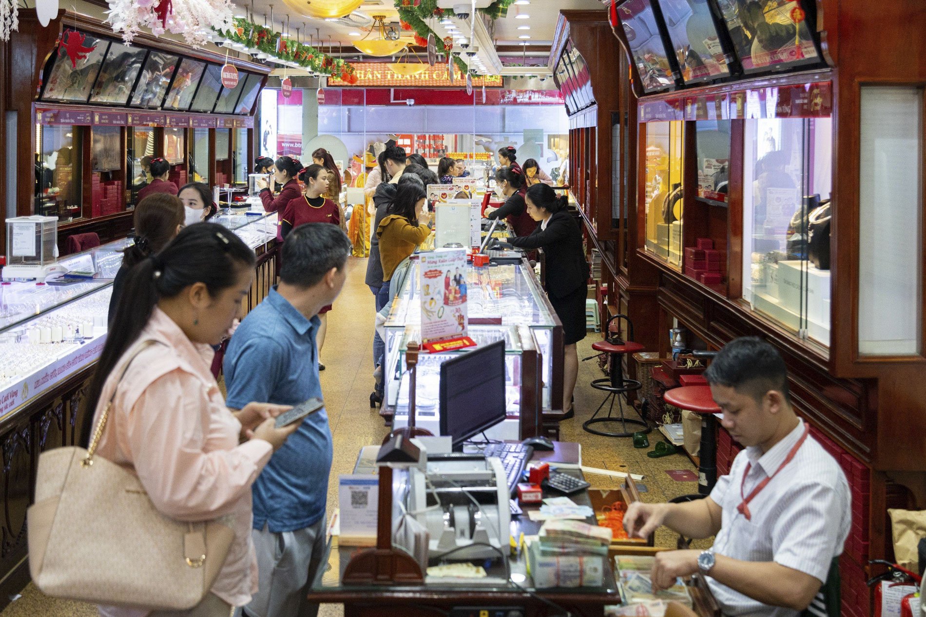 Nhân viên “bán vàng không kịp nghỉ tay” vì người dân xếp hàng mua đông nghịt trước ngày Vía Thần Tài
- Ảnh 1.