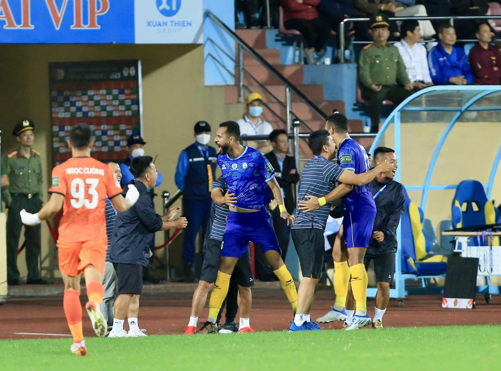 Đến lúc áp dụng VAR ở V-League - Ảnh 1.