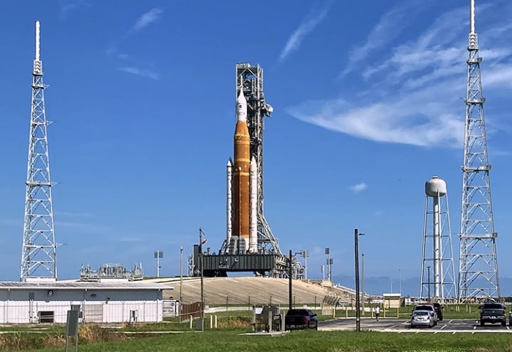 La fusée SLS et le vaisseau spatial Orion sur la rampe de lancement en Floride pendant la mission Artemis I. (Photo : Getty)