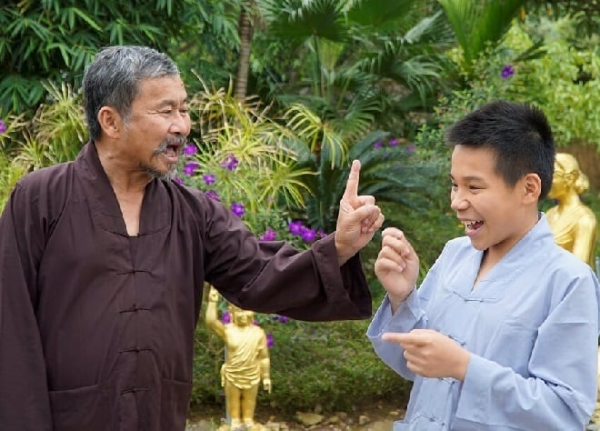 Kinder mit Autismus nehmen an einem Meditationskurs in einer Pagode in Vinh Phuc teil. Foto: Thuy An.