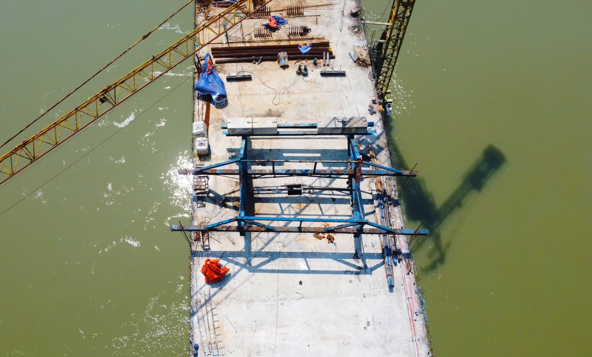 The bridge over the river connecting Nghe An and Ha Tinh provinces before the day of closing photo 13