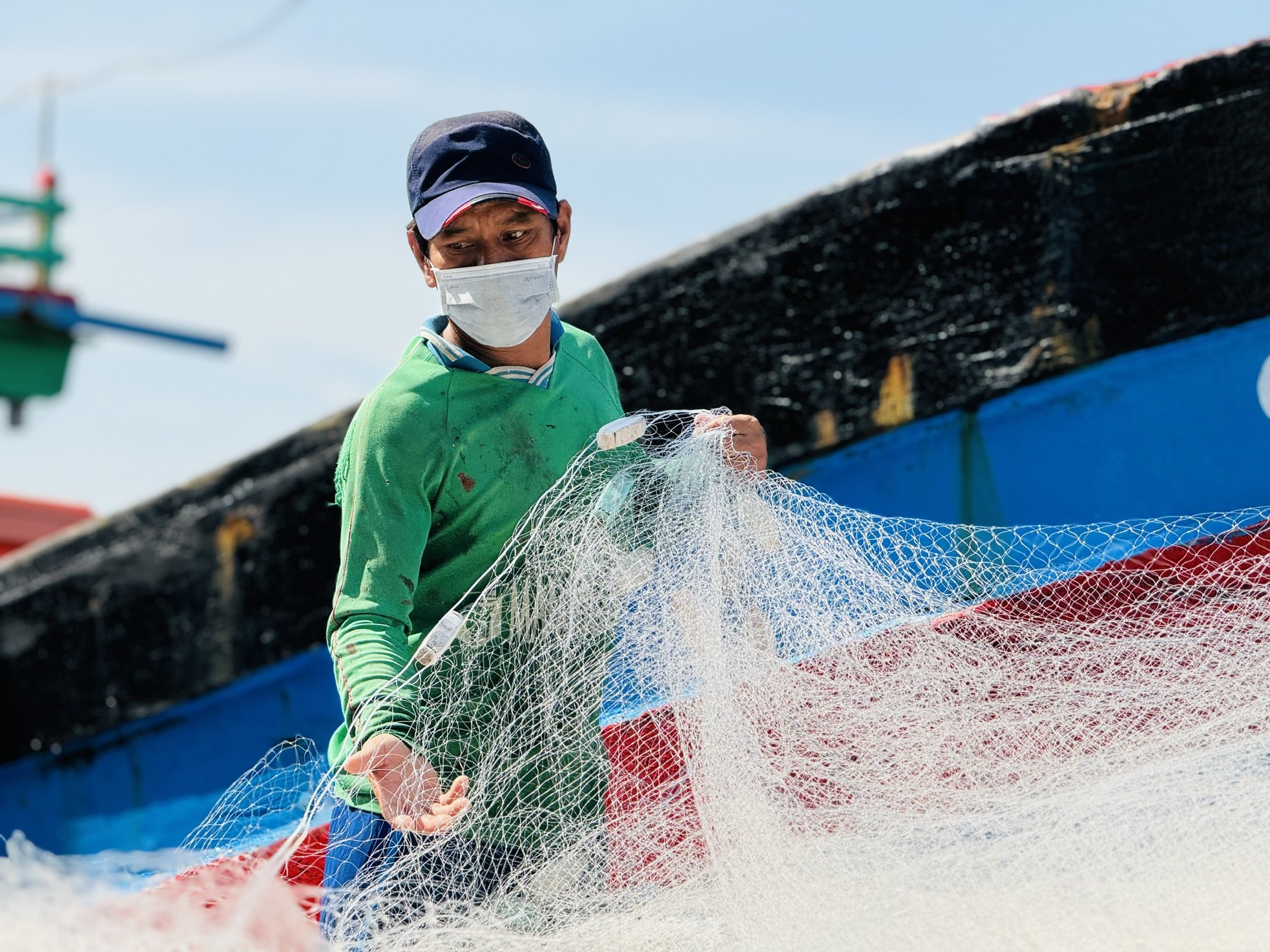 Fischer aus Quang Ngai beenden ihren Angelausflug nicht und kehren eilig ans Ufer zurück, um den Fisch zu verkaufen und dem Sturm zu entgehen. Foto 18