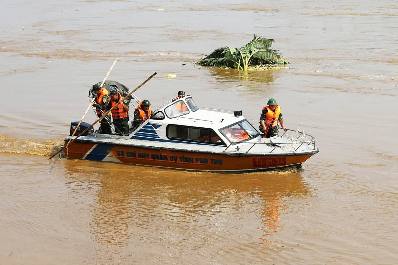 15 hombres rana buscarán en un radio de 10 kilómetros a las víctimas del derrumbe del puente Phong Chau.