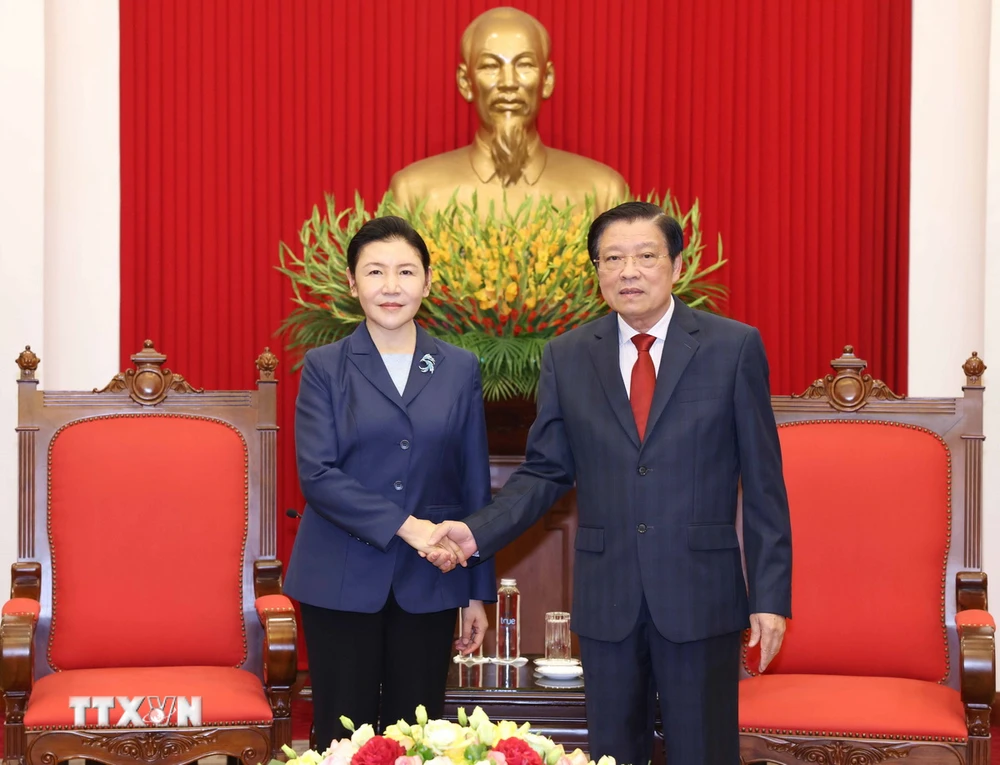 中央内務委員会のファン・ディン・トラック委員長は、ベトナムを訪問し、公務にあたる中国のハ・ヴィン法務大臣を接見した。（写真：フオン・ホア/VNA）