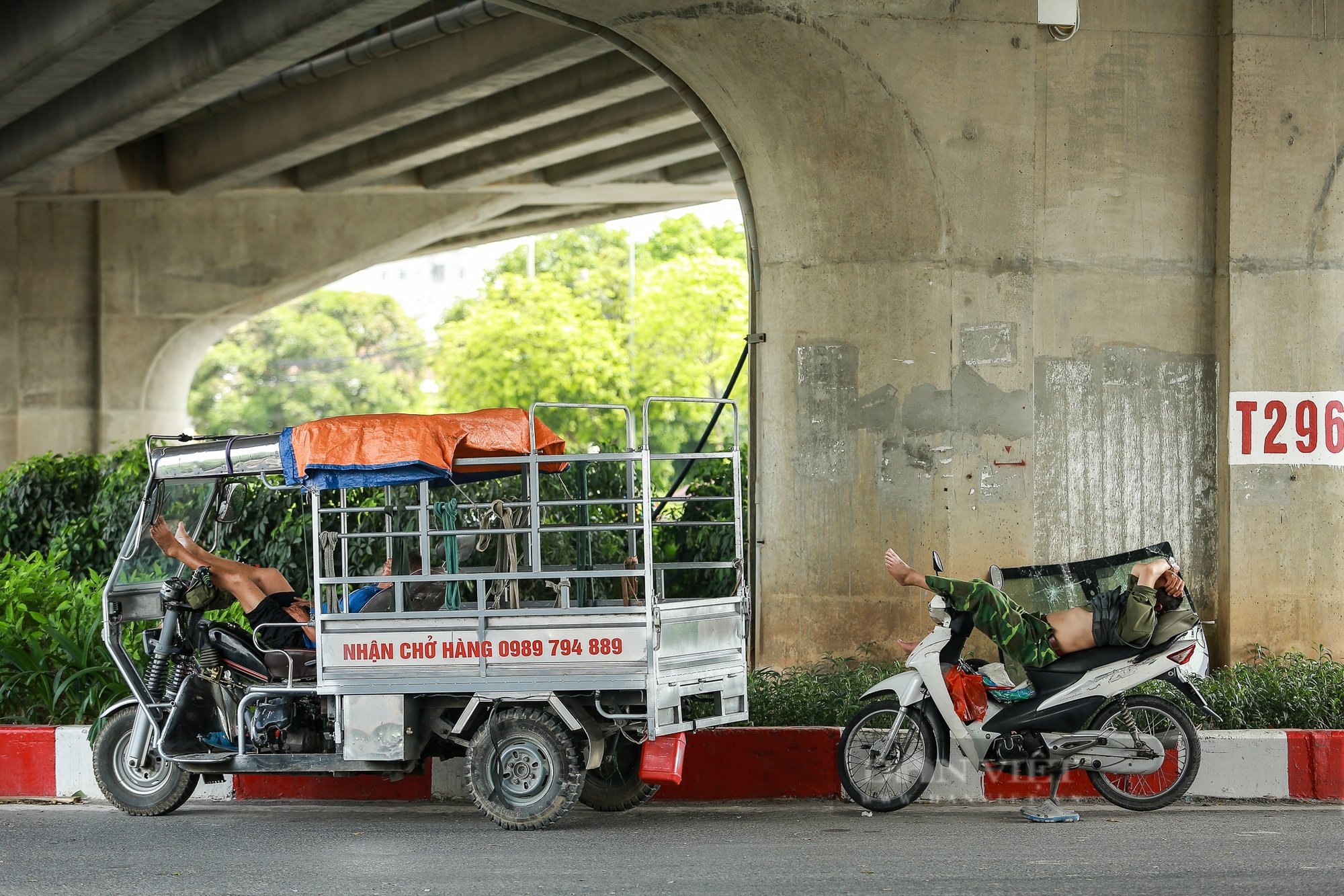 Khuôn mặt đẫm mồ hôi của công nhân dưới thời tiết hơn 40 độ C của Hà Nội- Ảnh 8.