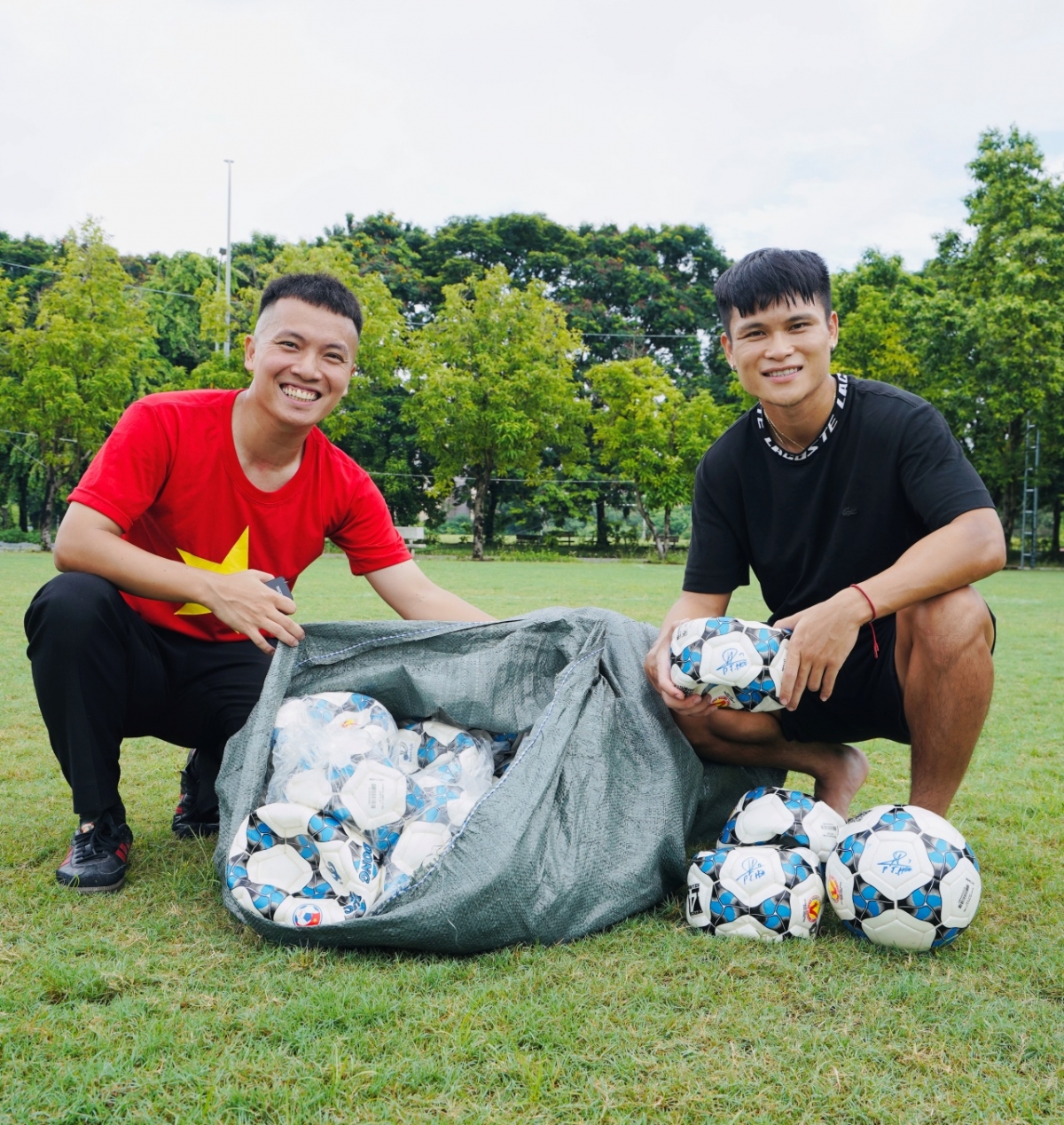 quang hai, van hau cung Do kim phuc trao 1.000 trai bong cho tre em viet nam hinh anh 3