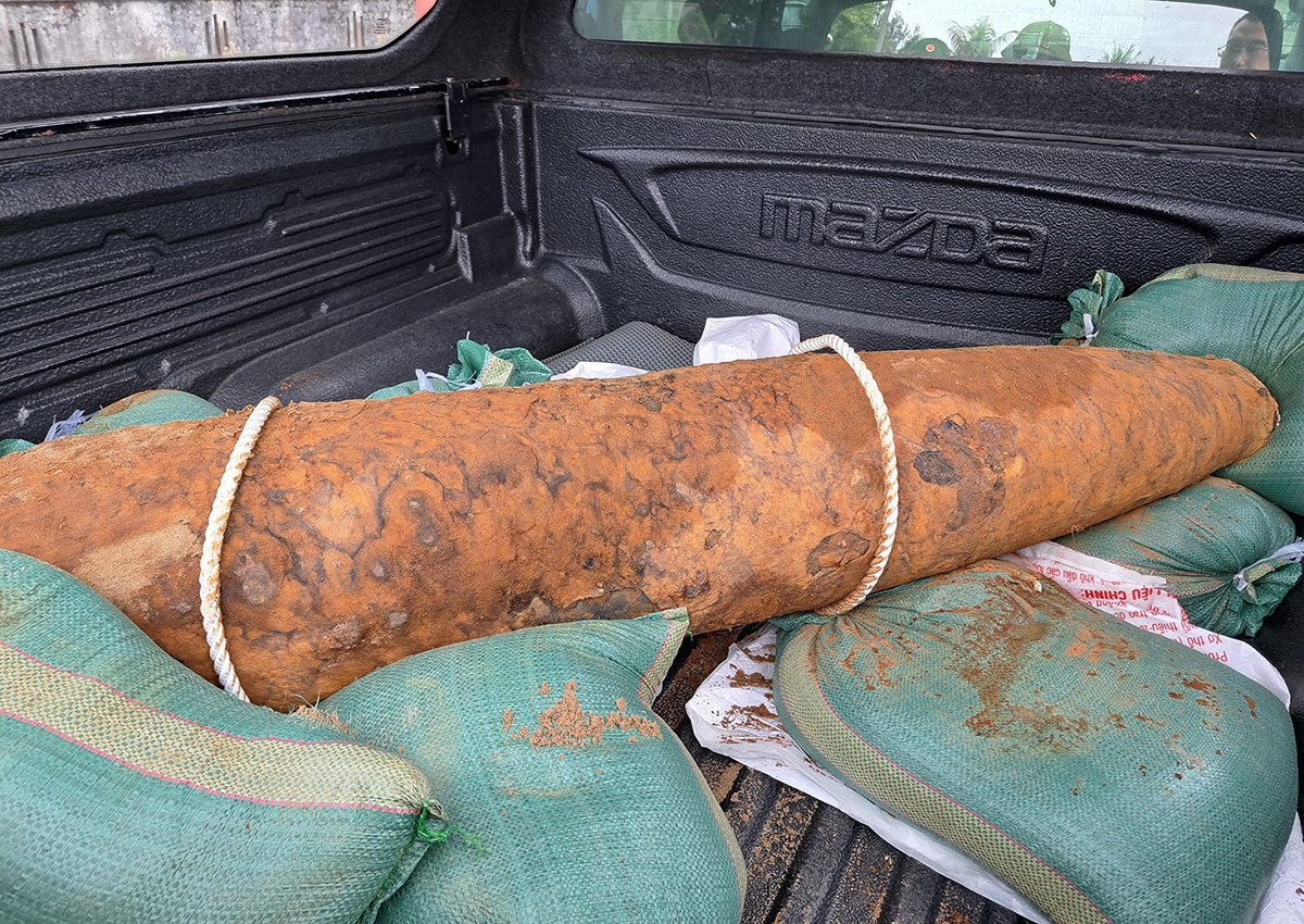 Una bomba de 250 kg se encuentra debajo de la carretera