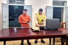 ตำรวจจราจรเคลื่อนที่ปลอมตัวมาจัดการการละเมิดกฎจราจรเกี่ยวกับแอลกอฮอล์