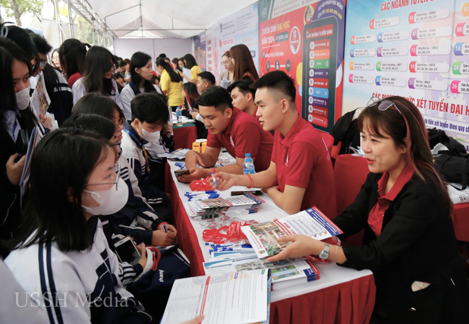 บูธมหาวิทยาลัยสังคมศาสตร์และมนุษยศาสตร์ ในโครงการรับสมัครและแนะแนวอาชีพ ปี 2567 ที่จังหวัดเหงะอานและทัญฮว้า ระหว่างวันที่ 13-14 มกราคม ภาพ: USSH