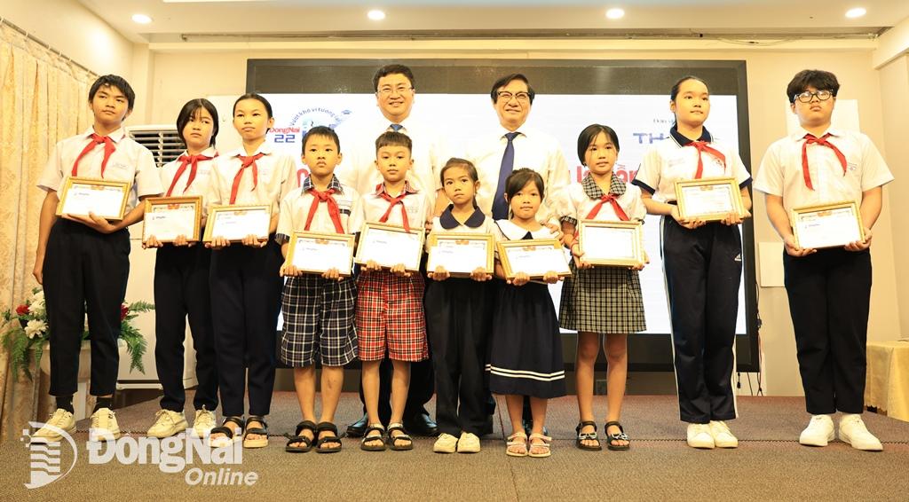 Bao Dong Nai attribue 100 bourses d'études pour l'avenir aux étudiants pauvres photo 1