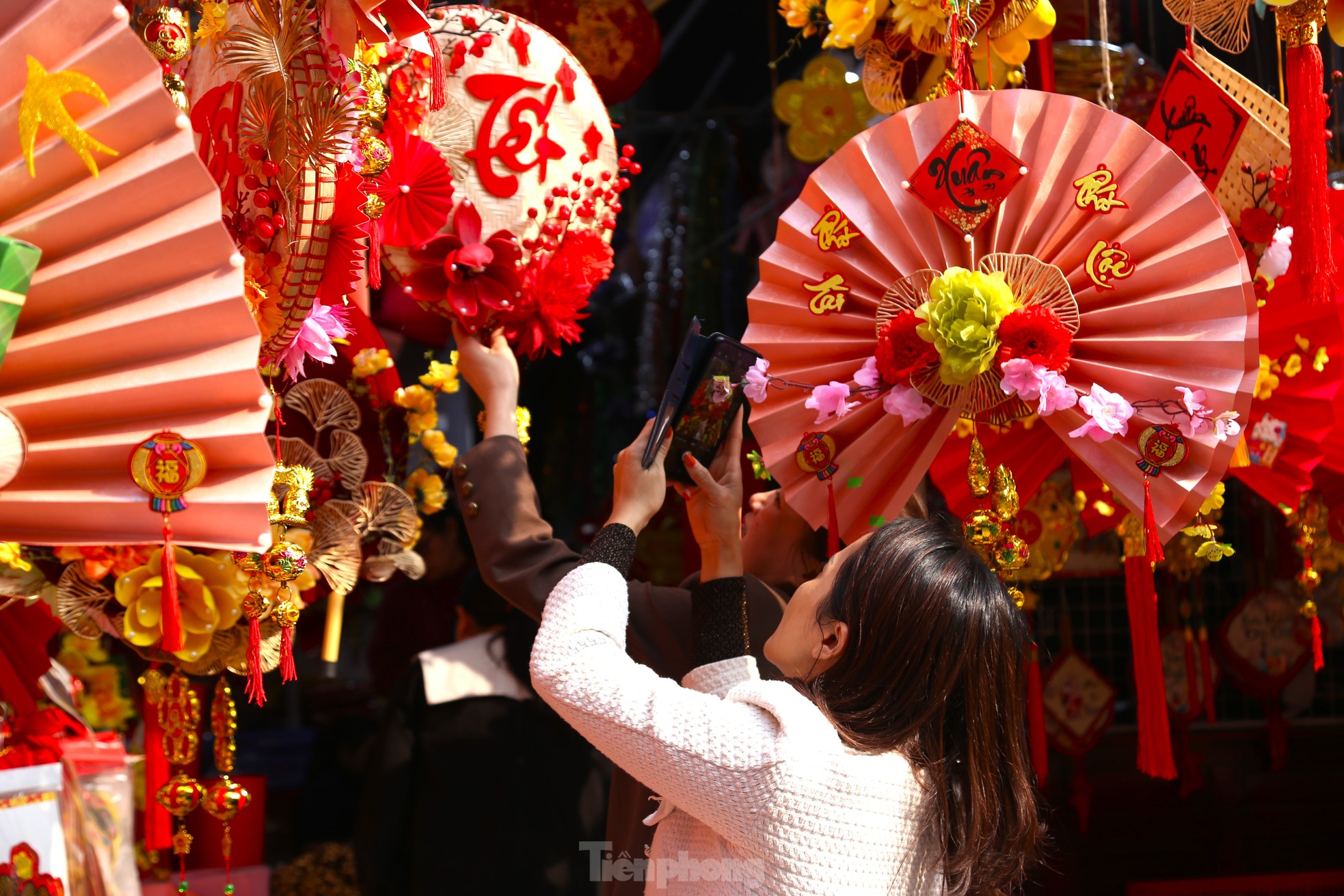 La primavera llega radiante a la calle más grande donde se venden decoraciones para el Tet en Nghe An (foto 9)