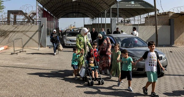 Nhóm người nước ngoài đầu tiên được sơ tán khỏi Gaza