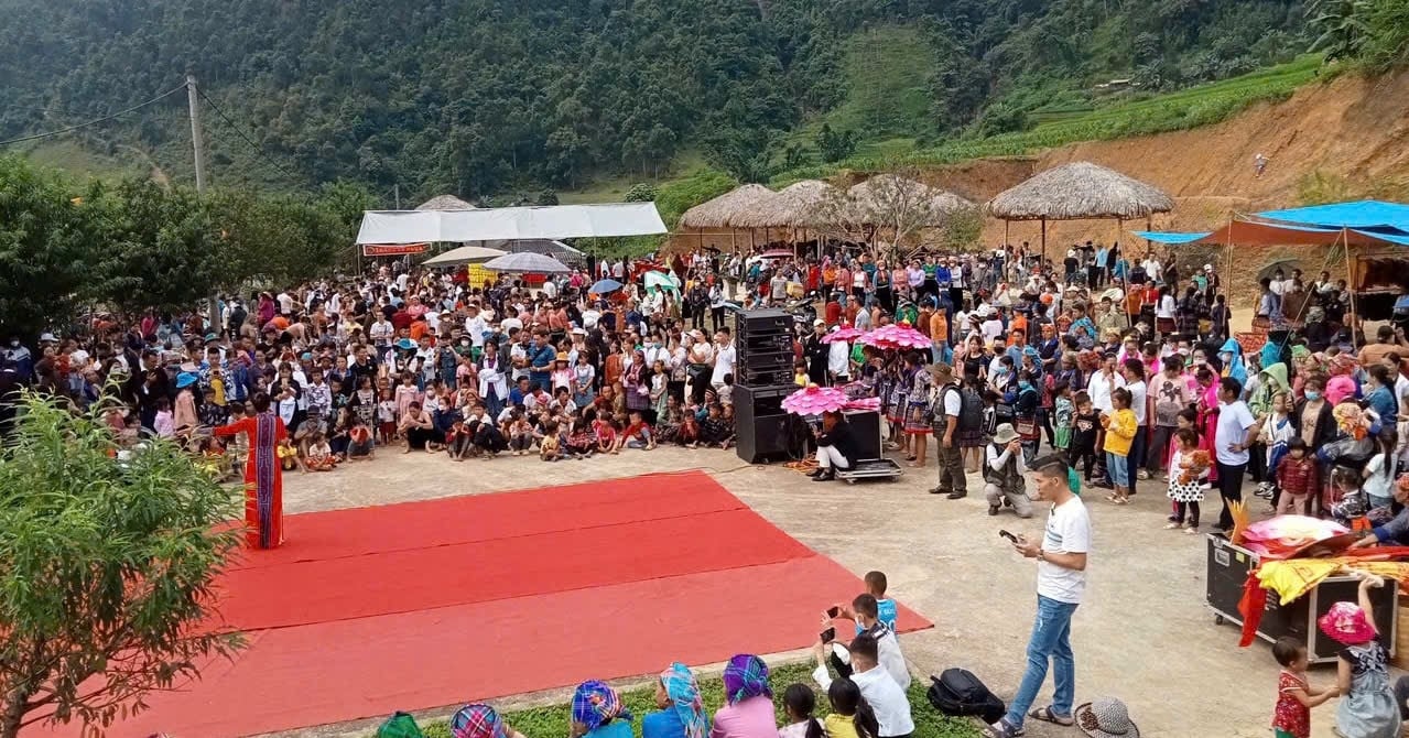 Des dizaines de milliers de touristes se bousculent pour se baigner dans la baie d'Ha Long et traverser le col vers Lai Chau.