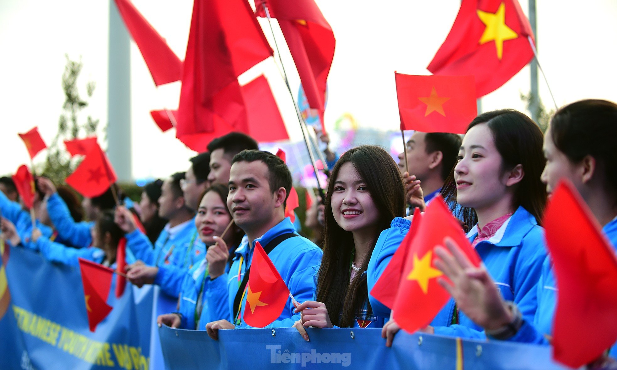 Bandera roja con estrella amarilla ondeando en el Festival Mundial de la Juventud 2024 foto 6