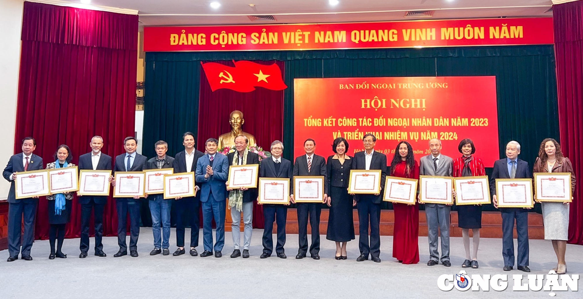 La Agencia de Noticias de Vietnam recibió numerosos certificados de mérito por su trabajo en asuntos exteriores en 2023, foto 7