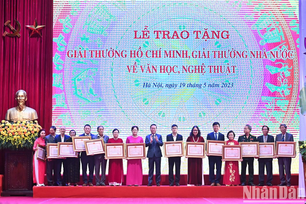 [Ảnh] Lễ trao tặng Giải thưởng Hồ Chí Minh, Giải thưởng Nhà nước về văn học, nghệ thuật năm 2022 ảnh 3