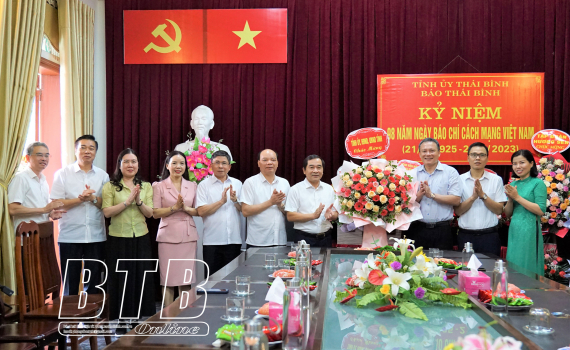 Les dirigeants du Comité provincial du Parti, du Conseil populaire et du Comité populaire : Félicitations aux agences de presse à l'occasion du 98e anniversaire de la Journée de la presse révolutionnaire du Vietnam