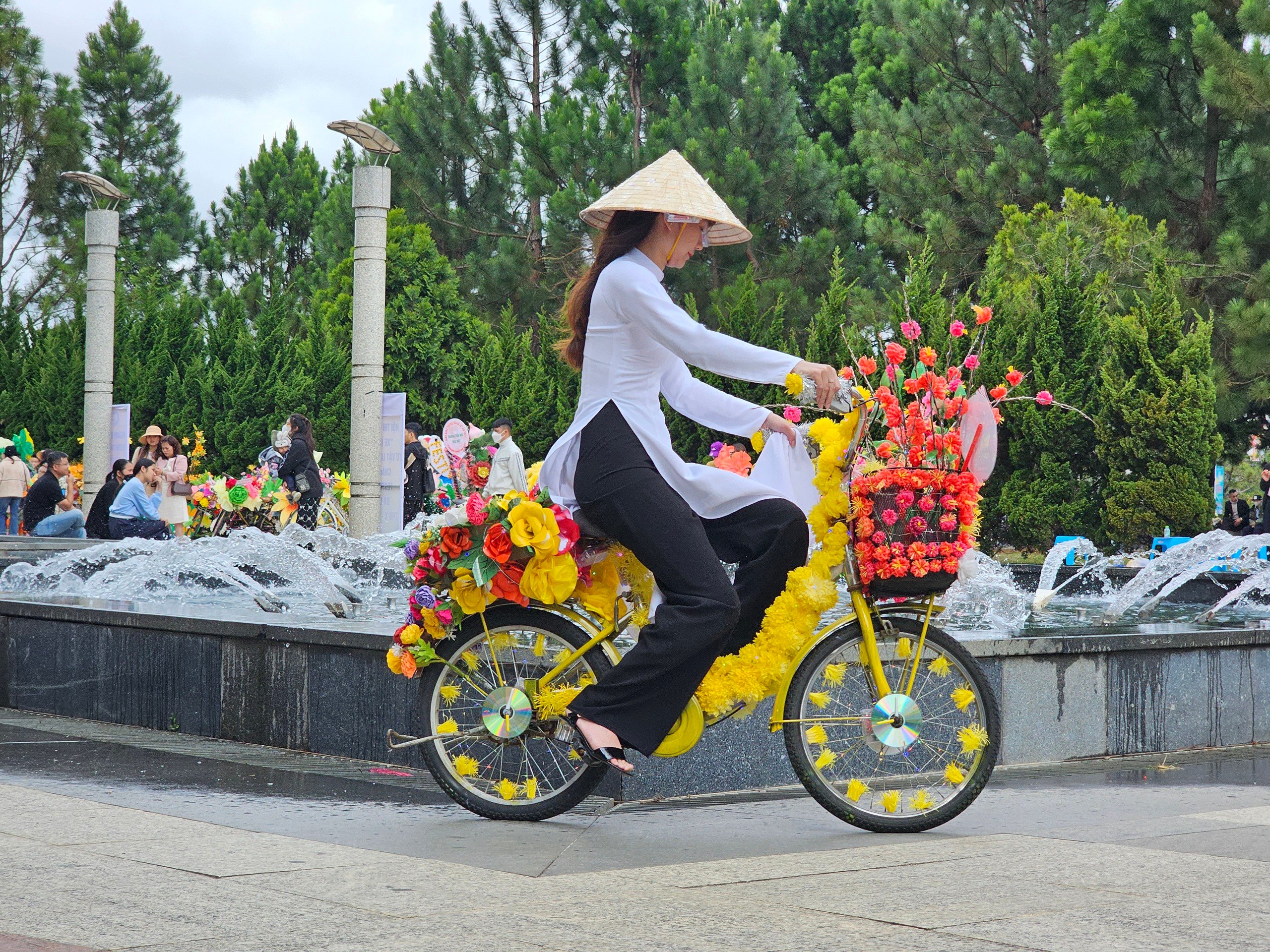 Giáo viên thành phố Festival hoa thi trang trí xe đạp hoa- Ảnh 12.