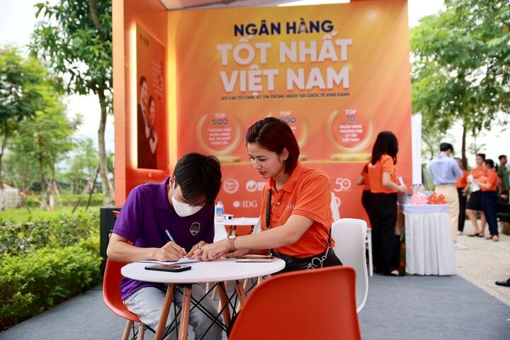 SHB triển khai gian hàng tư vấn, giới thiệu sản phẩm nhằm mang tới những sản phẩm, dịch vụ và nhiều phần quà, ưu đãi hấp dẫn dành cho các thầy, cô, cán bộ nhân viên và sinh viên nhà trường.