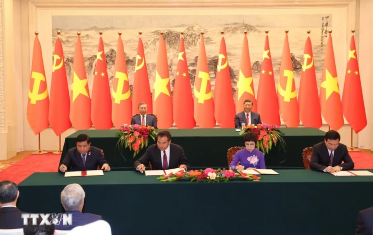 Le secrétaire général et président To Lam et le secrétaire général et président de la Chine Xi Jinping ont assisté à la cérémonie de signature des documents de coopération entre les deux pays le 19 août 2024. Photo : VNA