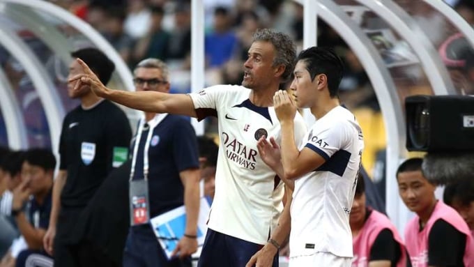 Enrique chỉ đạo Lee Kang In trong trận giao hữu PSG - Jeonbuk hôm 3/8. Ảnh: PSG