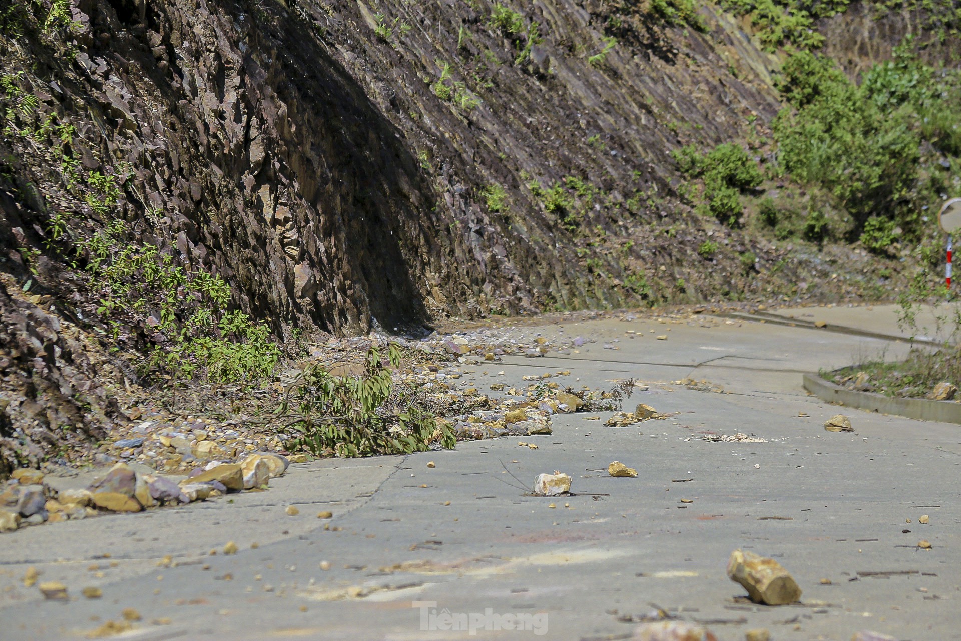 Landslides cause danger on Mui Trau Pass in Da Nang photo 13