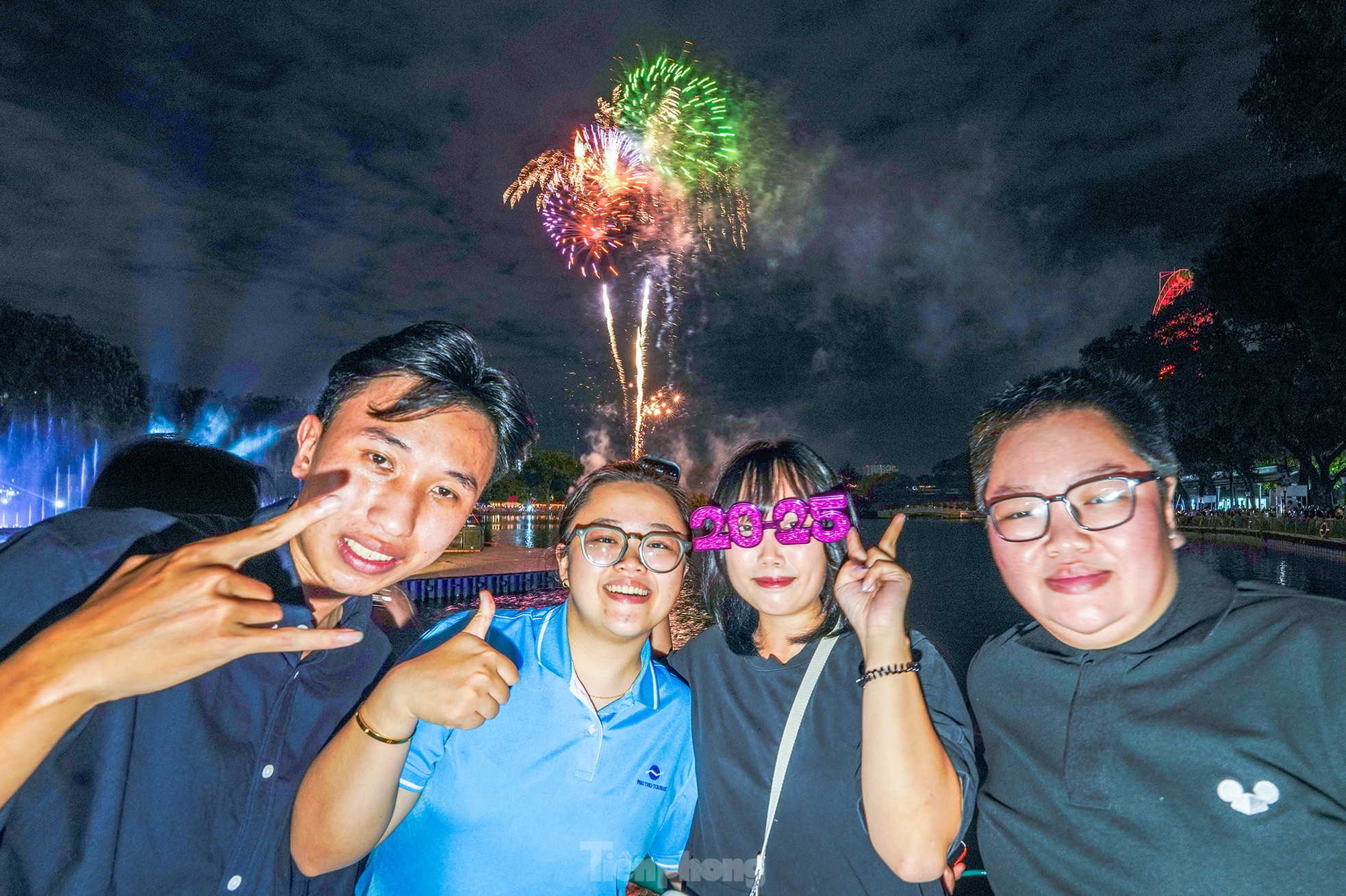 Junge Leute bleiben die ganze Nacht am Dam Sen auf, um das neue Jahr 2025 zu feiern. Foto 12