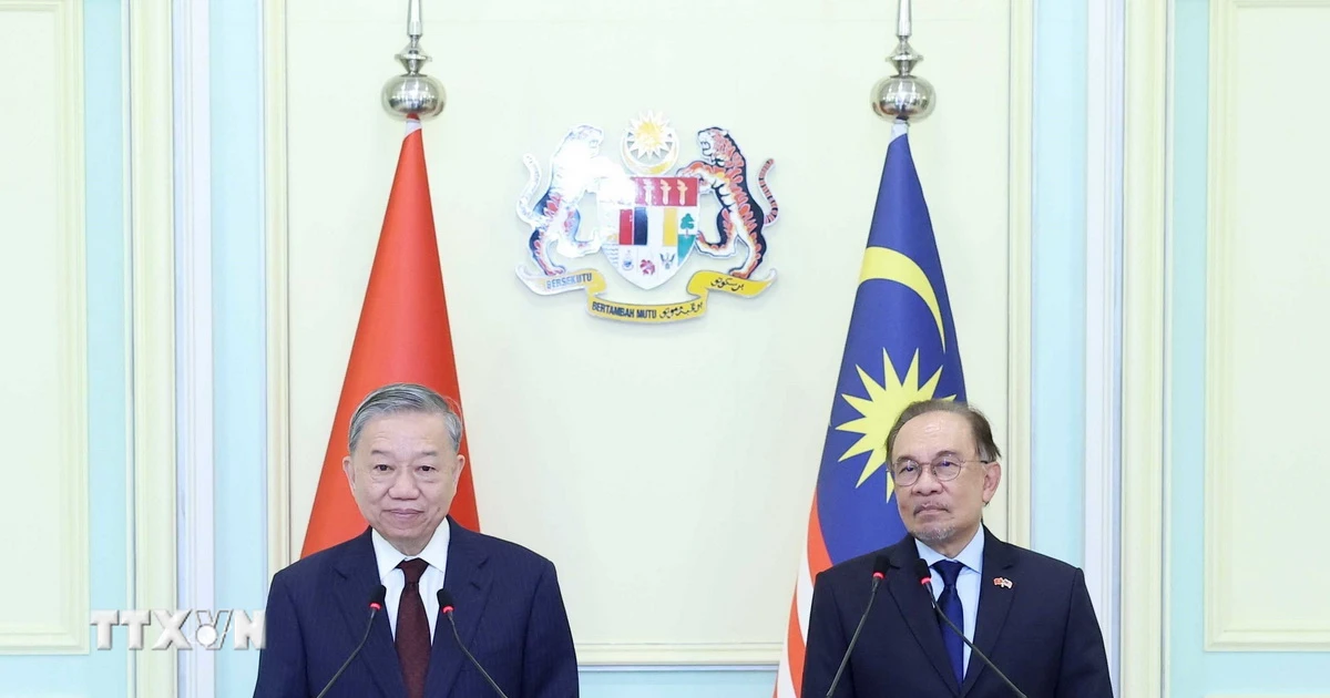 General Secretary To Lam holds talks with Malaysian Prime Minister Anwar Ibrahim