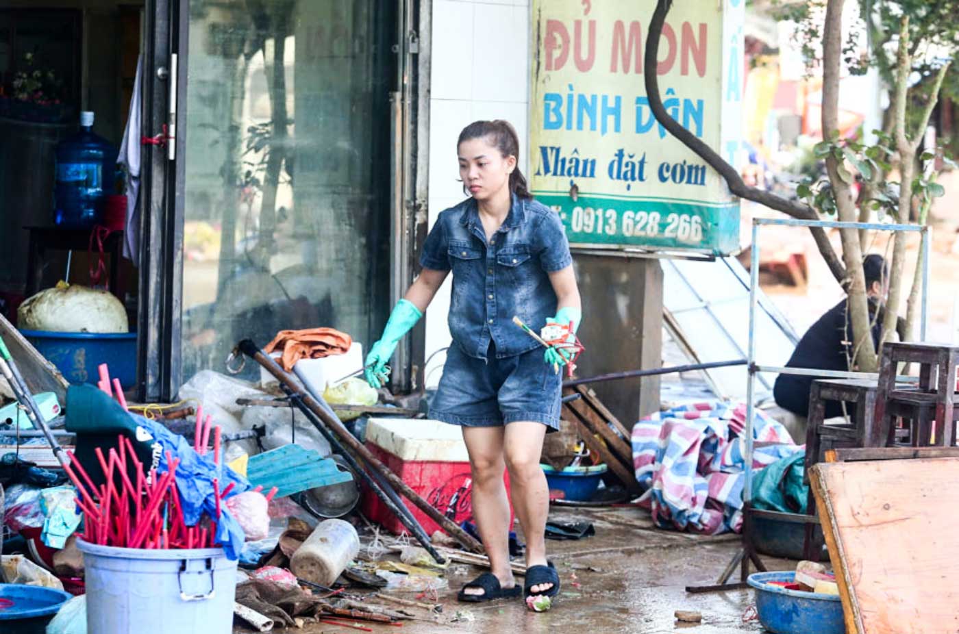 Theo ghi nhận của Lao Động ngày 17.9, sau khi nước rút, tại các tuyến phố này, không khó để bắt gặp cảnh các gia đình đang tích cực dọn dẹp, khắc phục hậu quả sau lũ.