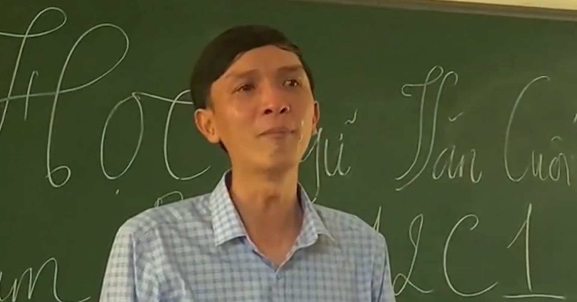 Teacher burst into tears during farewell ceremony for final year students