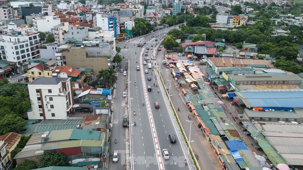 Đường Âu Cơ - Nhật Tân sau khi tổ chức lại giao thông, mật độ phương tiện hiện tại như thế nào? ảnh 10