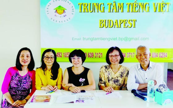 Thầy Trần Anh Tuấn (bìa phải) và các giáo viên Trung tâm Tiếng Việt Budapest tại Hungary