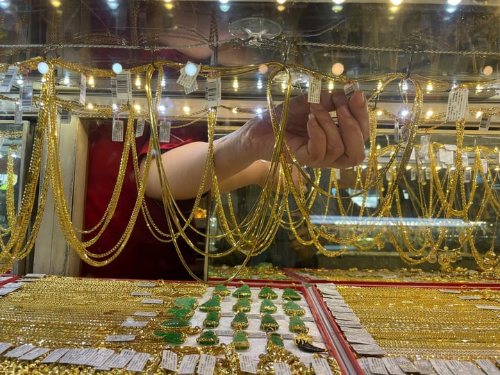 The gap between gold buying and selling prices is widening to 3-4 million VND/tael. (Photo: H.L)