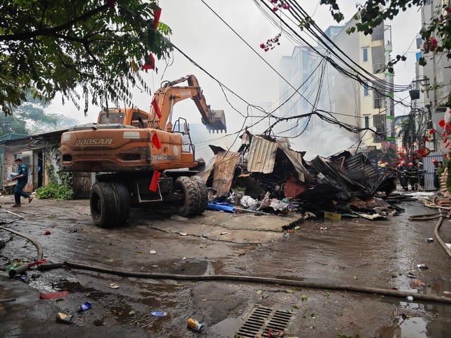 Hanoi: Großbrand in Altmetallgeschäft und Schalungsverleihbereich Bild 1