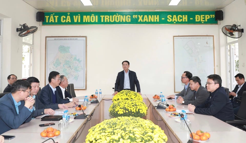 Vice Chairman of the City People's Committee Nguyen Trong Dong requested that in the coming time, environmental sanitation enterprises coordinate with districts, towns and cities to remove trash and black spots of environmental pollution. Photo: Vuong Van