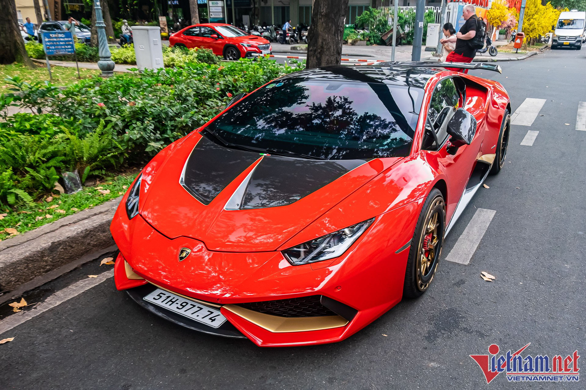 Admirez la Lamborghini Huracan à un milliard de dollars du mari de Doan Di Bang