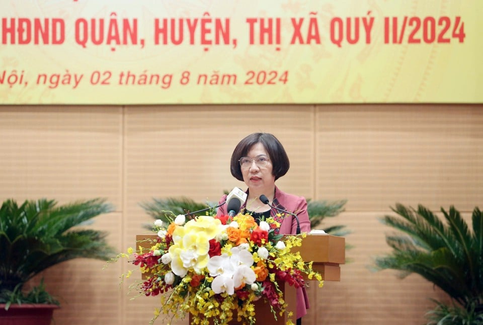 Die Sekretärin des Bezirksparteikomitees und Vorsitzende des Volksrats des Bezirks Tay Ho, Le Thi Thu Hang, hielt auf der Konferenz eine Rede.