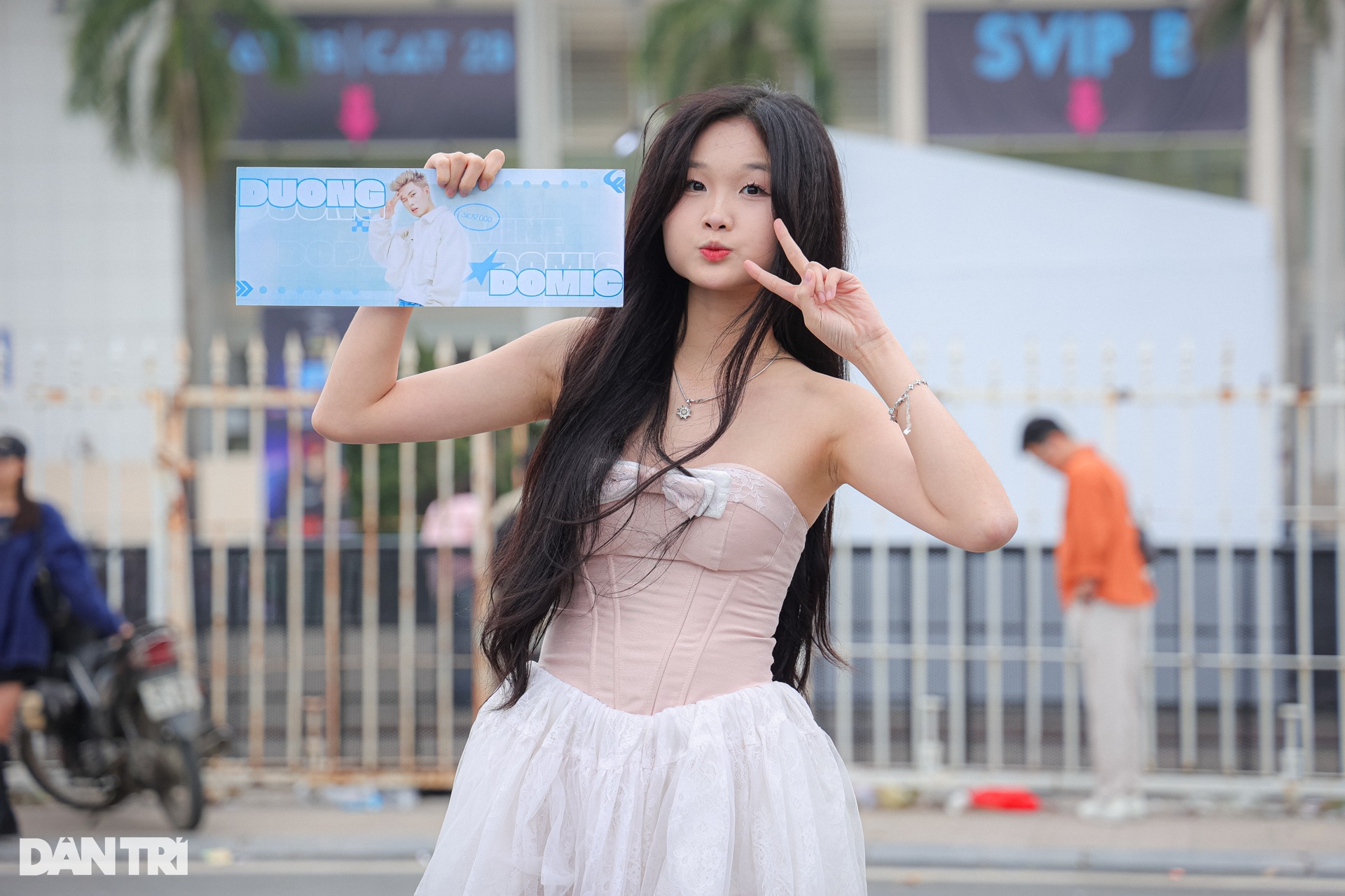 Người trẻ khoe dáng gợi cảm, đeo túi 35 triệu đồng đi xem Anh trai say hi - 1