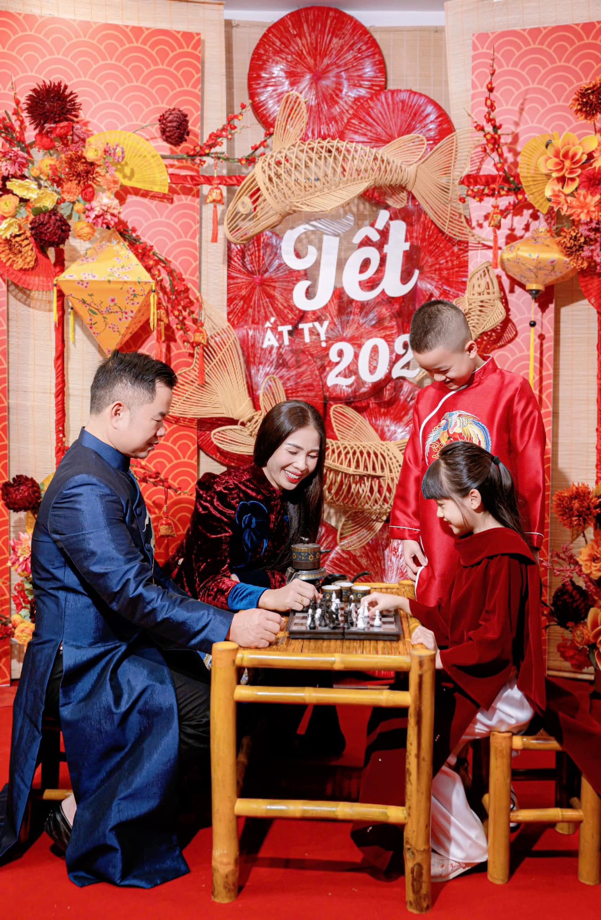 Chồng dựng góc sống ảo Tết cho vợ đẹp như tiệm ảnh, chi phí 12 triệu đồng - 10