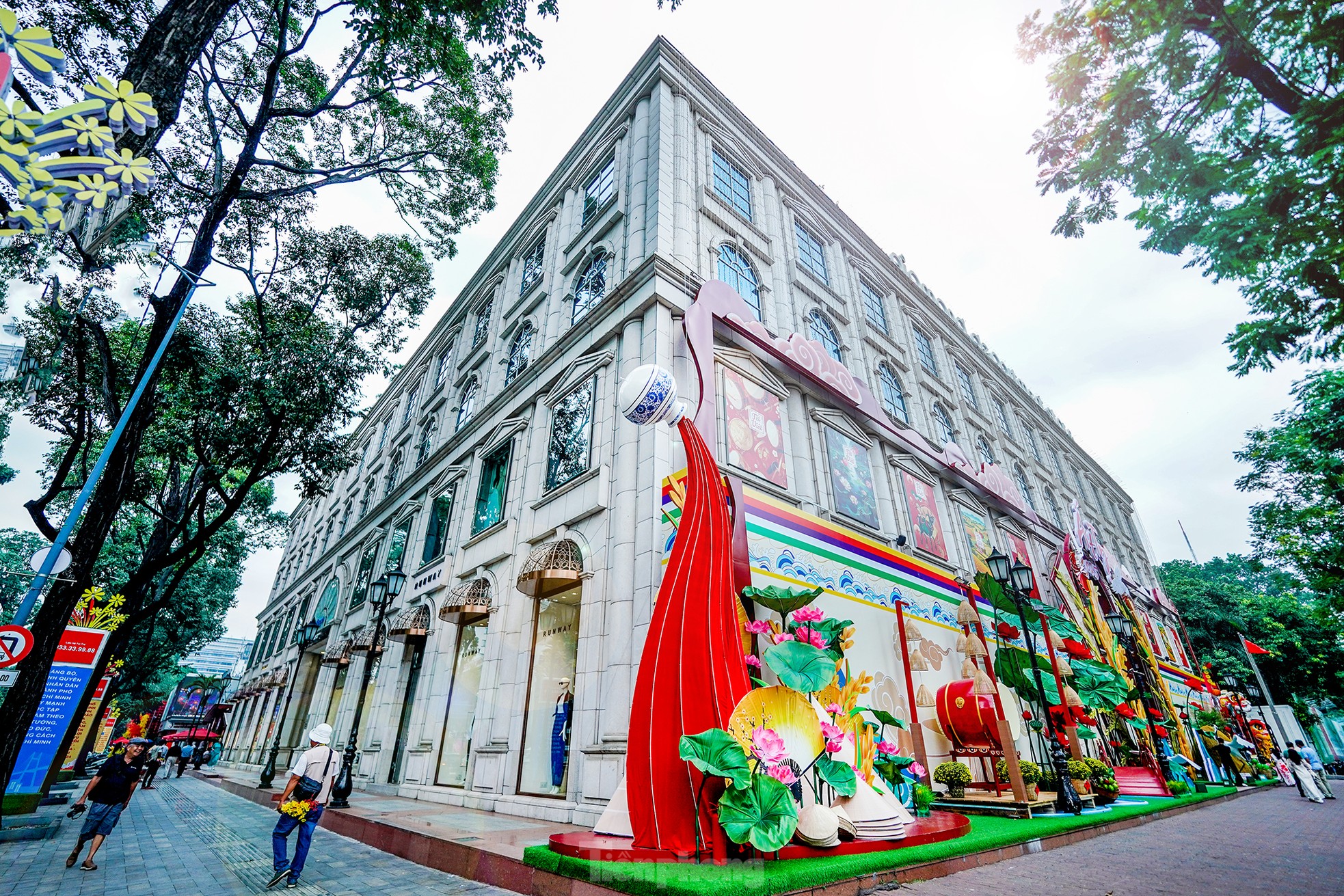 Les rues de Ho Chi Minh-Ville sont remplies de couleurs printanières photo 1