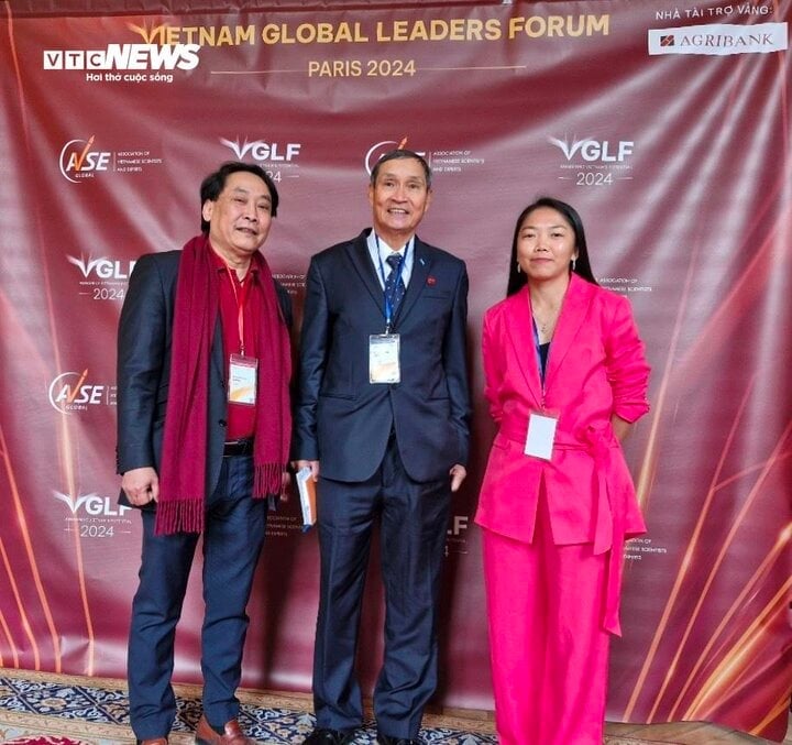 Coach of Vietnam Women's Football Team Mai Duc Chung and player Huynh Nhu took a souvenir photo at the event.