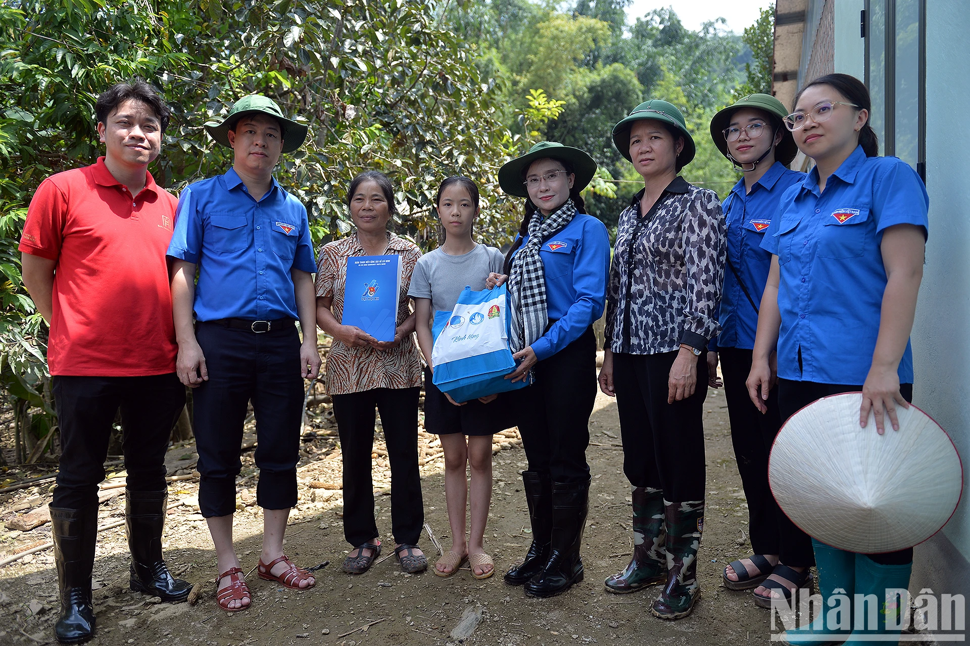 [Photo] Bringing Mid-Autumn Festival early to children in flood-hit areas photo 3