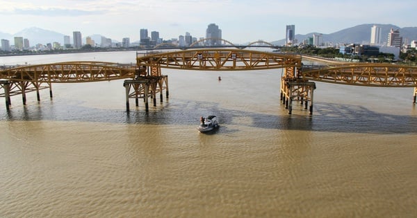 Connecting traffic to organize walking street and night tourism on Nguyen Van Troi bridge