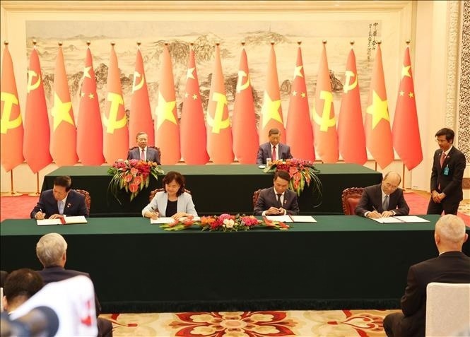 Generalsekretär und Präsident To Lam und der Generalsekretär und Präsident Chinas Xi Jinping waren Zeugen der Unterzeichnungszeremonie der Kooperationsdokumente zwischen den beiden Ländern. Foto: VNA